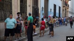 Una cola para adquirir alimentos en un mercado de La Habana. (YAMIL LAGE / AFP)