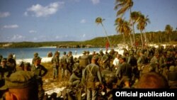 Marines estadounidenses entrenan en la isla puertorriqueña de Vieques en 1962 para una eventual invasión a Cuba (Smithsonian)
