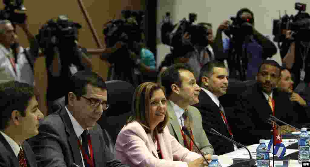 La directora para EE.UU. del Ministerio de Relaciones Exteriores de Cuba, Josefina Vidal Ferreiro (c), participa en la primera reunión EEUU-Cuba