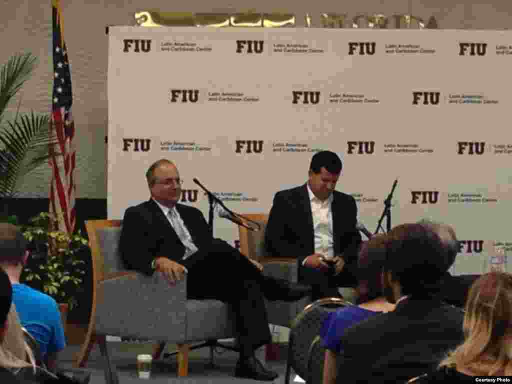 Conferencia en FIU con dos ex funcionarios de la administración de Obama.