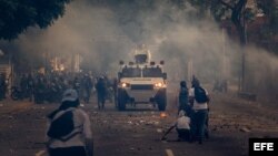  Manifestantes se enfrentan con la Guardia Nacional Bolivariana hoy, miércoles 19 de abril de 2017, en Caracas (Venezuela). La opositora Mesa de la Unidad Democrática (MUD) convocó para este miércoles marchas en todo el país contra el Gobierno de Nicolás 