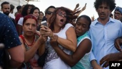 Agentes de civil reprimen a Iliana Hernández (centro), periodista independiente y activista de la sociedad civil cubana.
