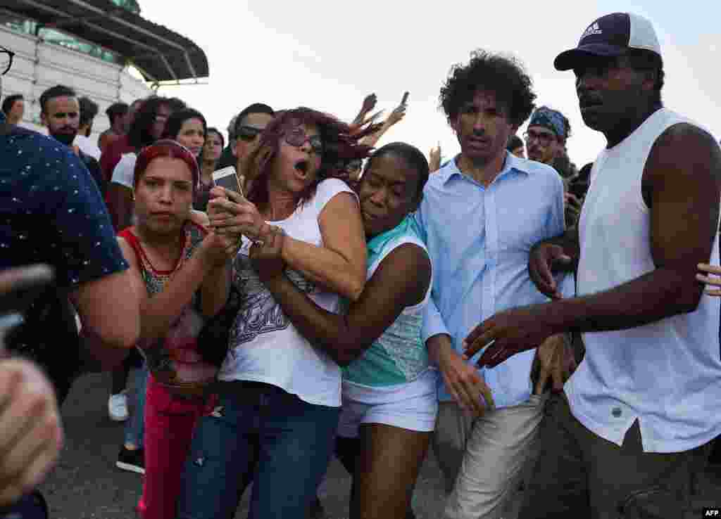 Agentes de civil reprimen a Ileana Hernández, periodista independiente y activista de la sociedad civil cubana.