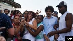 Agentes de civil reprimen a Iliana Hernández, periodista independiente y activista de la sociedad civil cubana, en una marcha contra la homofobia el 11 de mayo de 2019. YAMIL LAGE / AFP