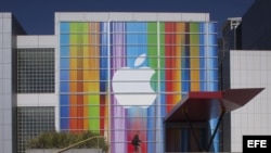 Vista de una fachada con el logo de Apple en San Francisco, California (EE.UU.)