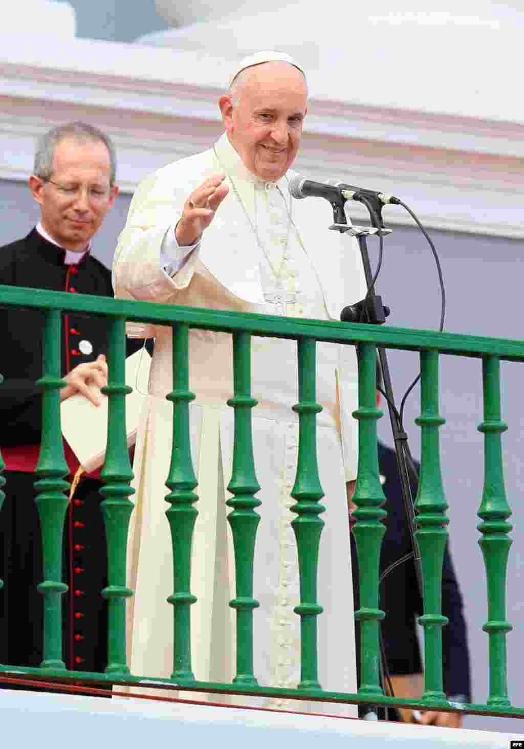 Francisco saluda a los santiagueros desde la Catedral de Santiago de Cuba (Cuba). 