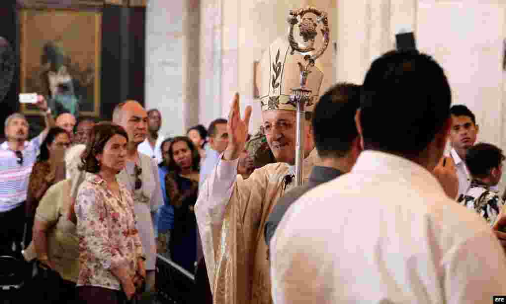 El cardenal italiano Beniamino Stella saluda a los asistentes en la misa oficiada en la Catedral de La Habana. 