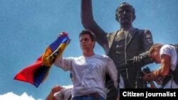 @leopoldolopez llega a Chacaito y se dirige a la concentración desde la estatua de José Martí pic.twitter.com/nSCfQADfh6