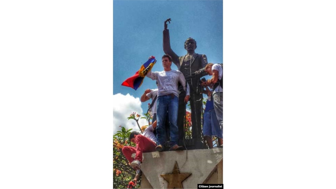 @leopoldolopez llega a Chacaito y se dirige a la concentración desde la estatua de Jose Marti pic.twitter.com/nSCfQADfh6