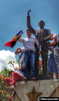 @leopoldolopez llega a Chacaito y se dirige a la concentración desde la estatua de Jose Marti pic.twitter.com/nSCfQADfh6