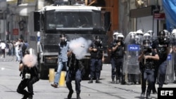 Policías antidisturbios turcos disparan botes de gas lacrimógeno contra manifestantes
