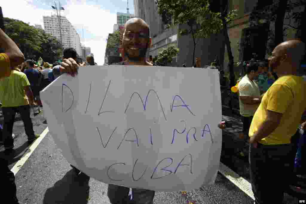 Cartel de un manifestante invitando a Dilma Rousseff a ir a Cuba. 