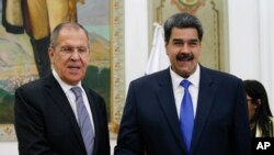 El gobernante venezolano Nicolás Maduro y el ministro de Relaciones Exteriores de Rusia, Serguéi Lavrov, en Caracas, el 7 de febrero del 2020.
