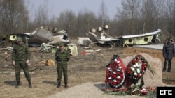 MOS64 SMOLENSK (RUSIA) 30/10/2012.- Imagen de archivo distribuida hoy martes 30 de octubre de 2012 que muestra a un grupo de soldados rusos haciendo guardia junto a los restos del avión del gobierno polaco Tupolev Tu-154, que se estrelló cerca de Smolensk