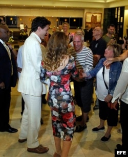 Justin Trudeau y su esposa Sophie Grégoire saludan a turistas de su país luego de una conferencia de prensa en su visita a La Habana.