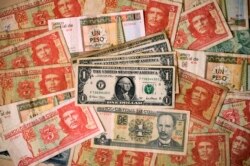 Billetes utilizados en Cuba en las últimas décadas. REUTERS/Desmond Boylan