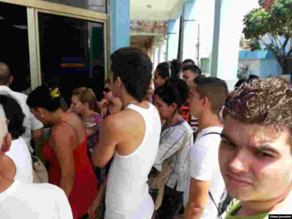 Reporta Cuba Colas para entras a salas de navegación nauta.cu Pinar del Rio Foto José Estrada