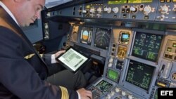 Piloto en la cabina de un avión Airbus 
