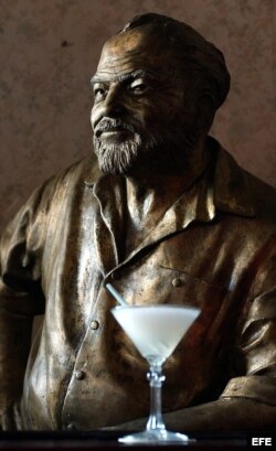 Estatua de Ernest Hemingway en el restaurante Floridita de La Habana.