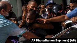 La policía detiene a un manifestante antigubernamental durante una protesta en La Habana, el domingo 11 de julio de 2021. (AP/Ramón Espinosa)