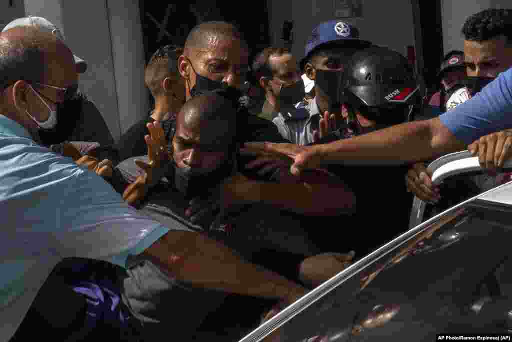 309 / 5000 Resultados de traducci&#243;n La polic&#237;a detiene a un manifestante antigubernamental durante una protesta en La Habana, Cuba, el domingo 11 de julio de 2021. 