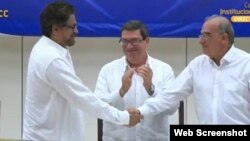 Humberto de la Calle e Iván Márquez firman el acuerdo final de paz entre el gobierno colombiano y las FARC en La Habana. 