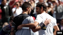 Coric y Federer se saludan tras concluir el partido con la victoria del tenista suizo.