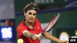 Roger Federer devuelve la pelota al español Roberto Bautista Agut durante el partido de tercera ronda del Másters 1.000 de Shanghái (China), el jueves 9 de octubre de 2014.