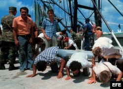 Exiliados cubanos que llegan en barcos a Miami durante el éxodo del Mariel. Archivo.
