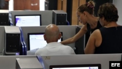  Varias personas se conectan a internet desde una sala de navegación en La Habana. 