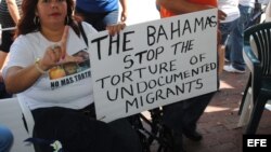 Imagen de archivo de activistas cubanos en Miami en protesta contra el gobierno de Bahamas por detención de migrantes cubanos.