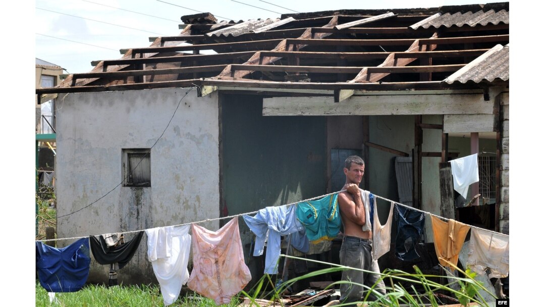 Una casa sin techo tras el paso de un huracán, en el poblado pinareño de Los Palacios. EFE