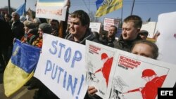 Varios ucranianos protestan cerca de la Embajada de Rusia en Kiev (Ucrania).