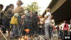 Familiares de los reclusos bloquean la vía de acceso a la cárcel La Panta Venezuela mayo de 2011