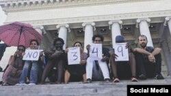 Artistas del Movimiento de San Isidro, en La Habana, protestan contra la imposición del decreto 349. (Facebook)