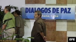 El miembro de la delegación de las FARC en los diálogos de paz con el Gobierno colombiano Luis Alberto Alban, alias “Marco León Calarcá” (d) y varios de suscompañeros. 