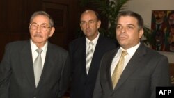 Raúl Castro, el entonces secretario del consejo de Ministro Carlos Lage (centro) y el entonces canciller Felipe Pérez Roque. Foto tomada 3 de abril de 2007.