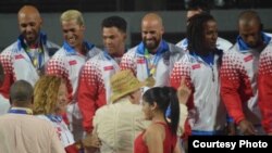 Humillación: el equipo de Puerto Rico, con solo un mes de preparación, recibe la medalla de oro del béisbol de los Centroamericanos de Barranquilla, tras desplazar a Cuba al segundo lugar. (El Nuevo Día)