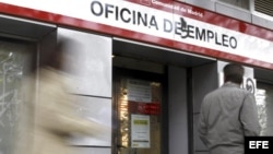 La proporción de personas trabajando en España retrocedió a su nivel más bajo desde 2002.