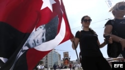 Una activista porta una bandera turca tras cuatro días de protestas violentas contra el Gobierno, en Estambul, Turquía.