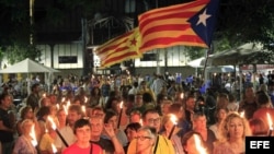 Centenares de independentistas realizan una marcha con antorcha en Barcelona, en 2014.