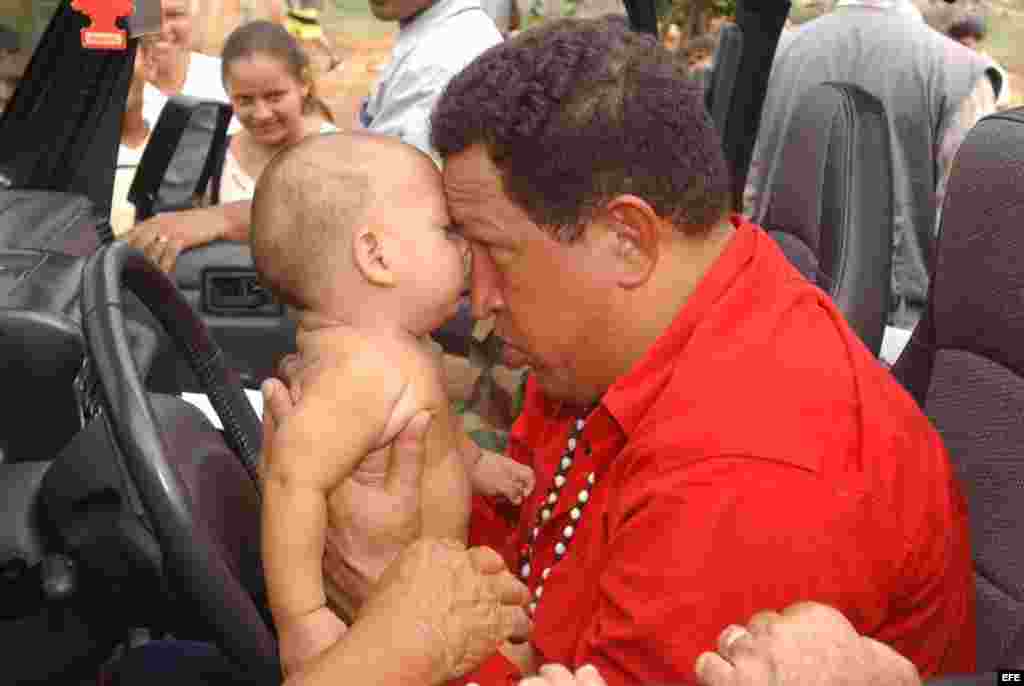 El presidente venezolano, Hugo Chávez, sostiene a un infante en sus brazos en Maracaibo en el Estado Zulia al occidente del país. EFE/Miraflores