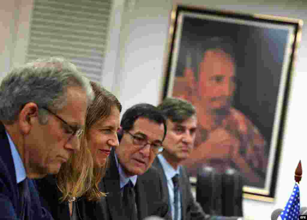 &nbsp;&nbsp;El ministro de Salud de&nbsp;Cuba, Roberto Morales (i), y la secretaria de Salud y Servicios de EE.UU., Sylvia Burwell (d), se reúnen en La Habana Cuba.