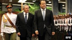 El presidente de Panamá Juan Carlos Varela y el gobernante de Cuba Raúl Castro (d-i). EFE.
