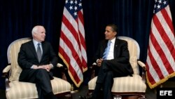 Archivo - Barack Obama (dcha), conversa con el senador John McCain, en su despacho de transición en Chicago (Estados Unidos). 