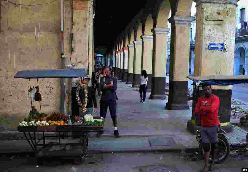 Un hombre vende verduras en una carretilla en un barrio de La Habana (Cuba). La persistente escasez de productos básicos como la leche o el café revela los límites de las reformas de Castro