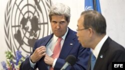 El secretario de Estado de Estados Unidos, John Kerry (i) junto al secretario general de la ONU, Ban Ki-moon (d).
