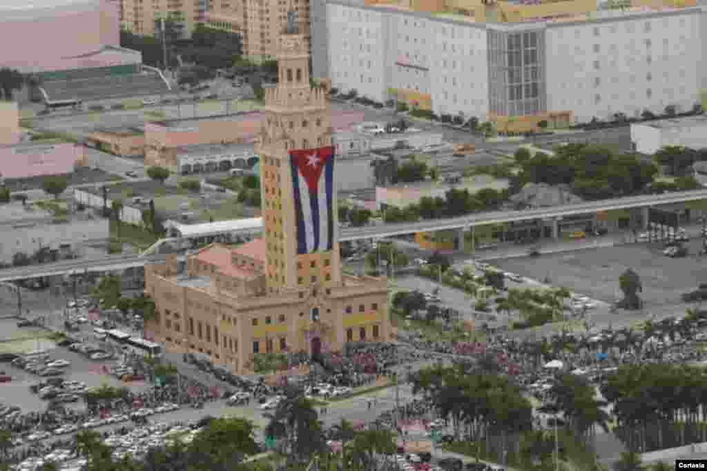 Imagen de los servicios f&uacute;nebres de la cantante cubana Celia Cruz en la ciudad de Miami donde asistieron m&aacute;s de 150 mil personas. Foto cortes&iacute;a/ Omer Pardillo
