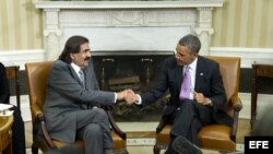 Barack Obama (d), se reúne con el emir de Catar, Hamad bin Khalifa al-Thani (c), en la Casa Blanca en Washington DC (EE.UU.). 