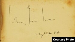 La firma de García Lorca en el libro de autógrafos de Concepción Chaves Figueredo.